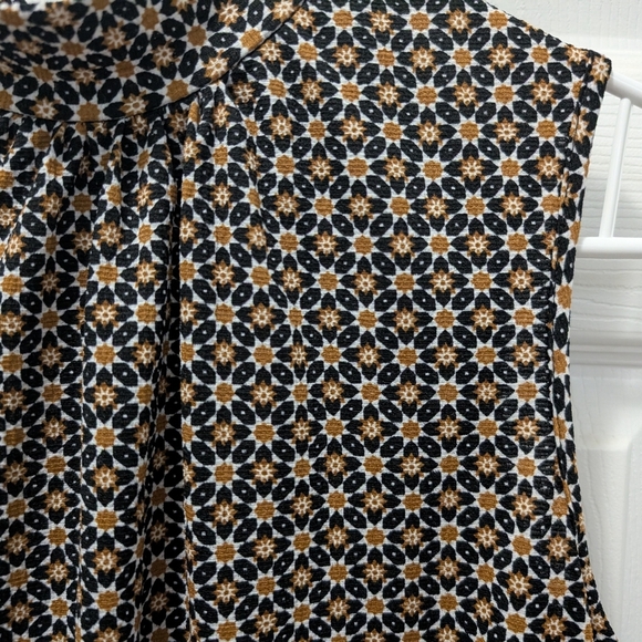 Patterned Sleeveless Blouse with Halter Neck, bow Tie In Back And Smocked Waist - Picture 1 of 4